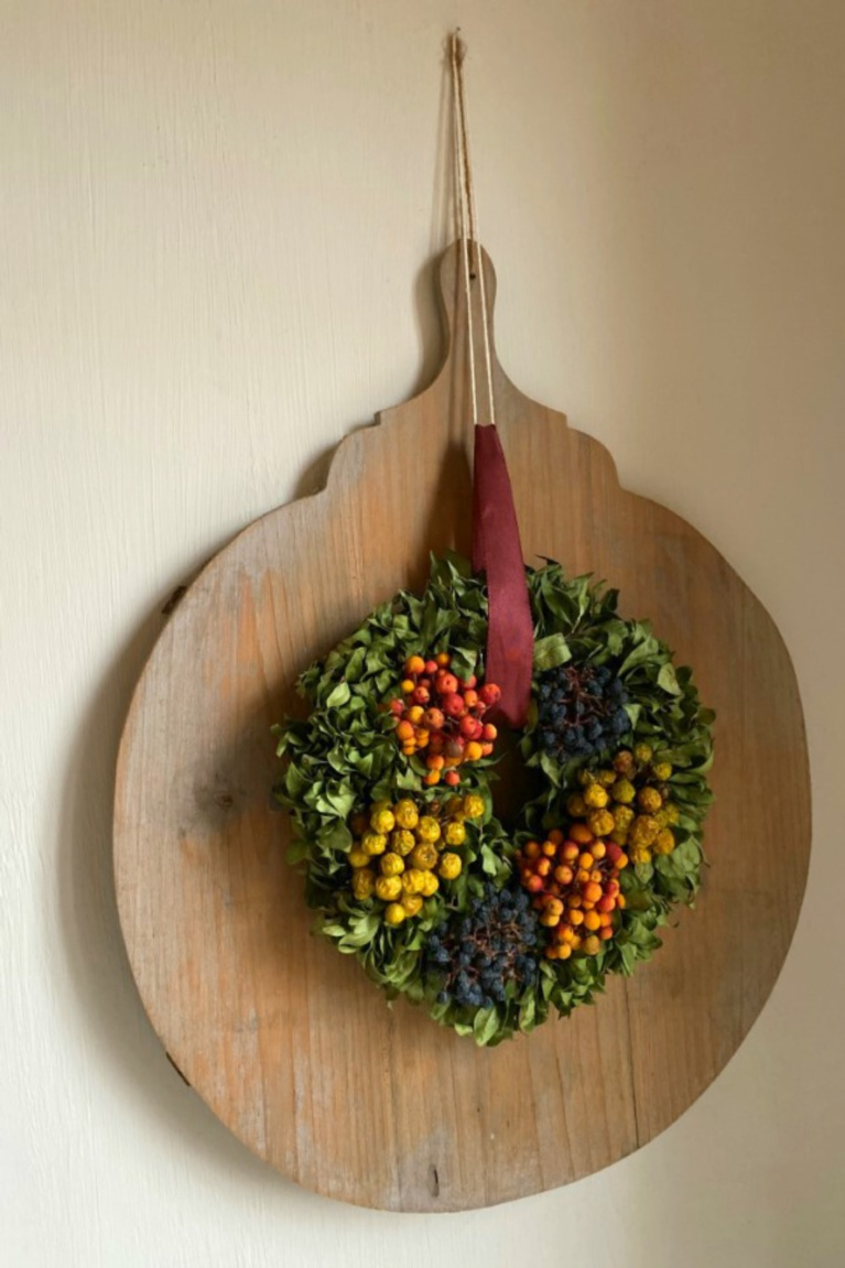 Simple yet elegant Belgian Christmas decor - fresh wreath on antique wood bread board - Belgian Pearls.