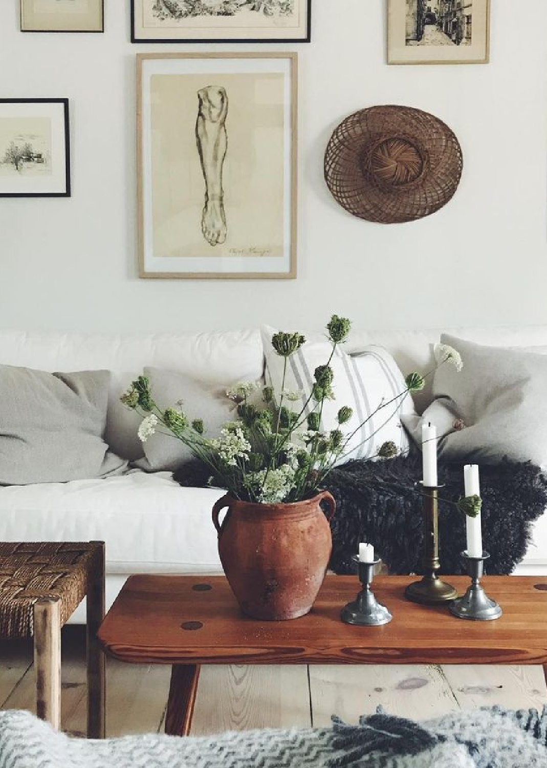 Neutral, organic, and serene living room with gallery wall - Josefin Haag. #scandistyle #organicdesign #livingroom