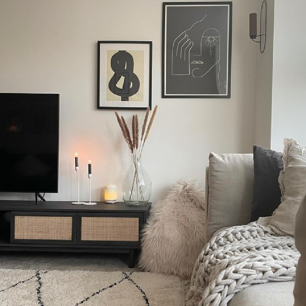 Neutral Scandi living room with cozy texture and black - @journey_to_hygge. #scandilivingroom #blackandwhite #hygge