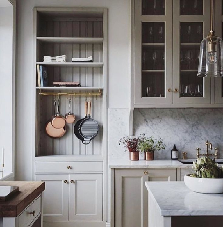 Lovely Shaker style kitchen with putty kitchen cabinets - kitchenandbeyondse. #kitchendesign #putty #kitchencabinets #interiordesign countrykitchens #shakerkitchens