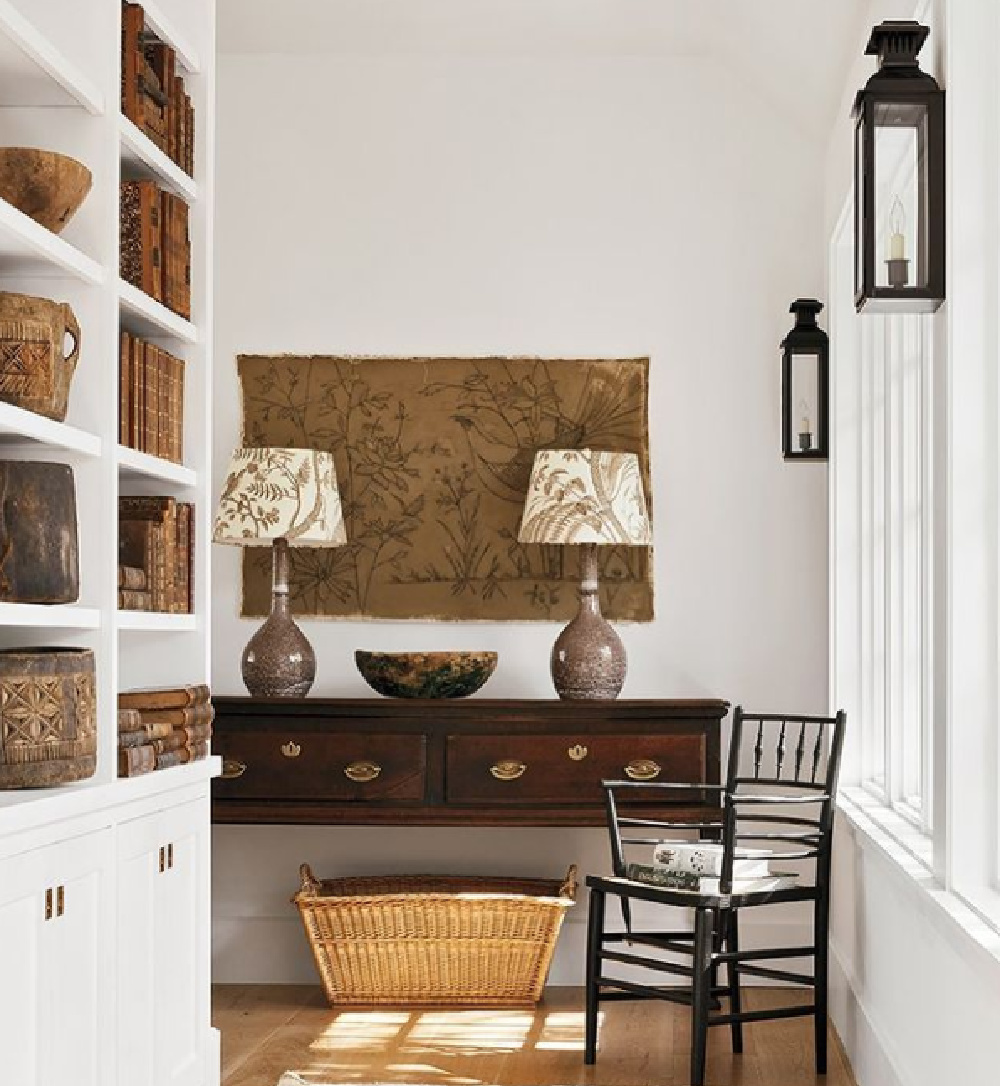 Pamela Pierce designed entry in Milieu Showhouse 2020 - photo by Laura Resen for Fall 2020 issue. #pamelapierce #interiordesign #entry