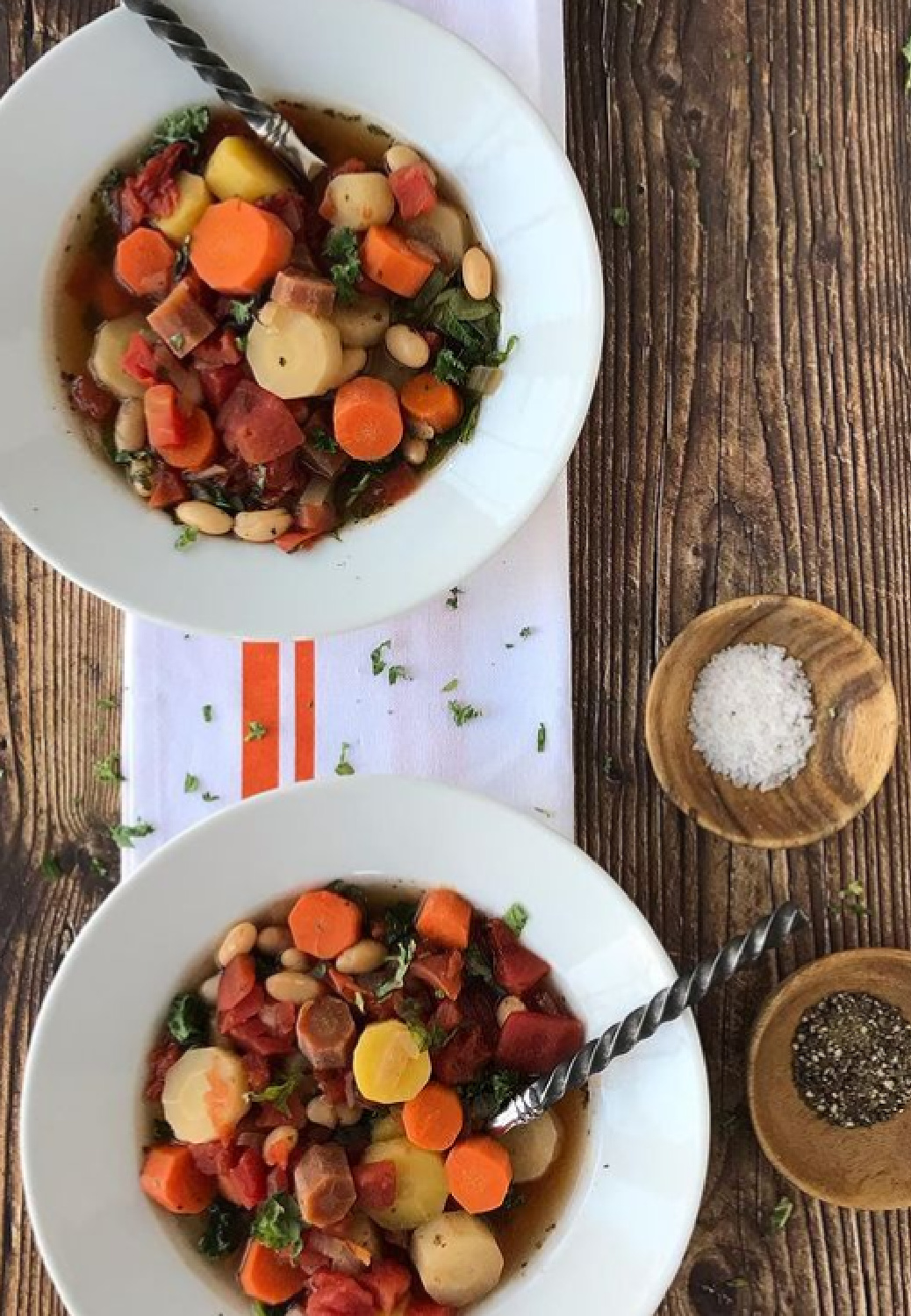 Bowls of hearty vegetable soup conjure up the cozy fall feels - Pinecornesandacorns. #fallfeels #autumnfeels #cozyautumnfeels