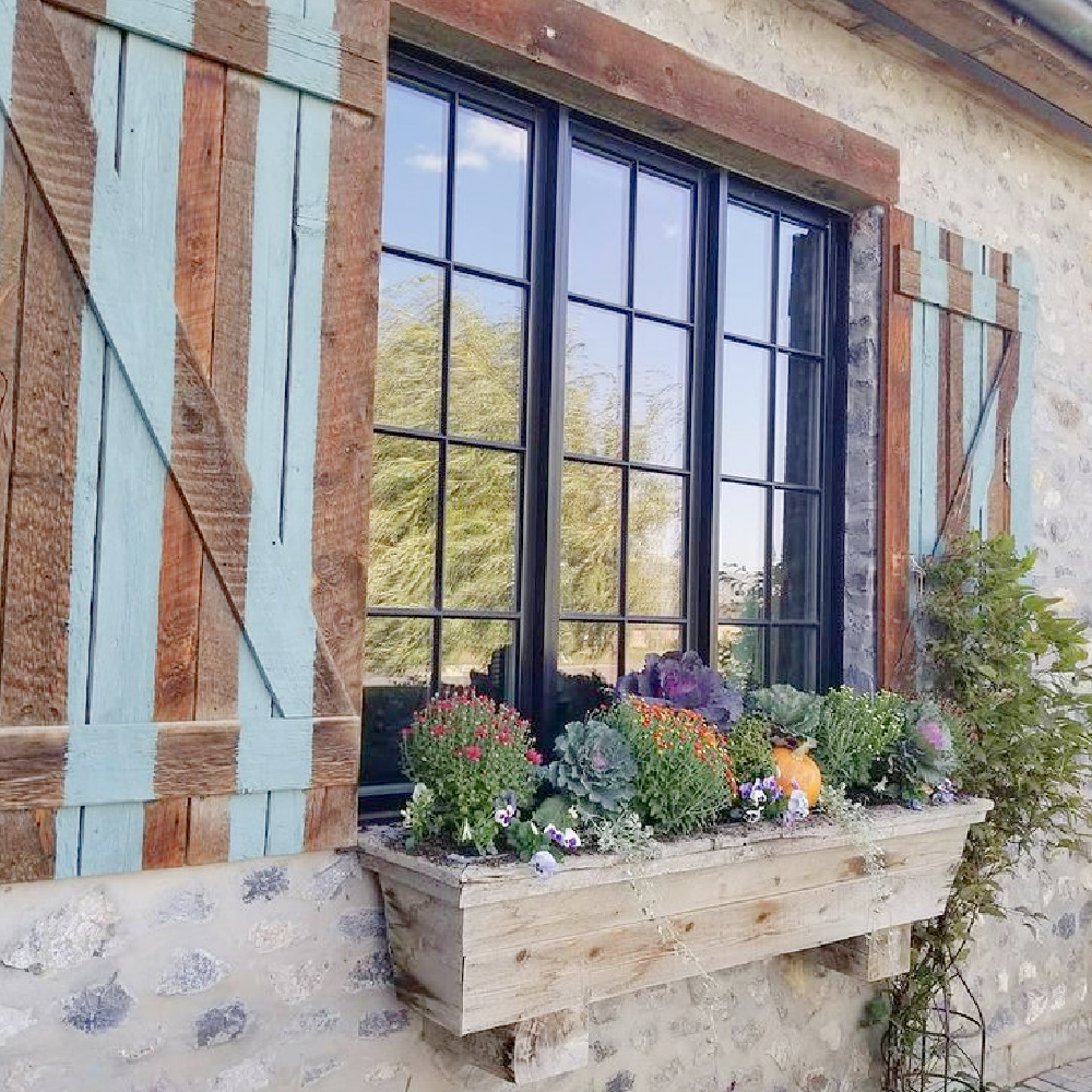 Fall window box with mums, kale, and pumpkin - Dallas Coz (Riverside Landscaping). #fallflorals #windowbox