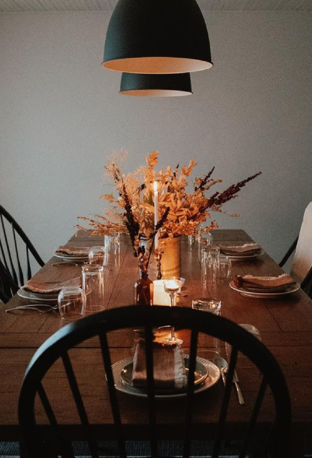 Simple Thanksgiving tablescape with earth tones and black - @houseonhorizon. #thanksgivingtable