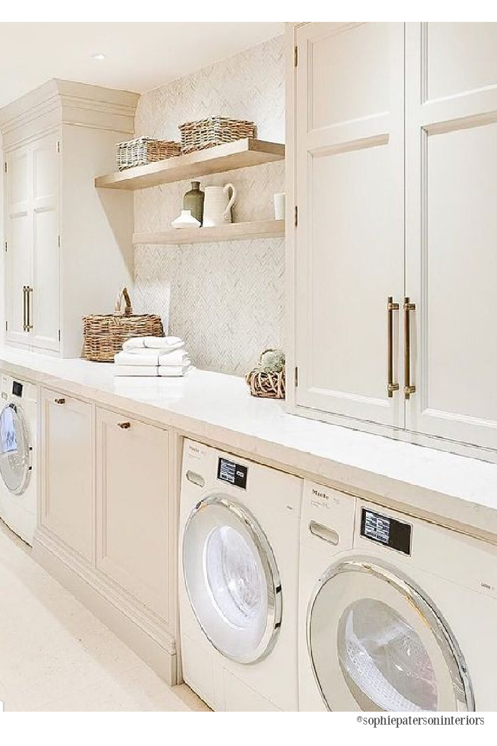 Lovely tone on tone timeless sophisticated laundry room by Sophie Paterson Interiors. #sophisticateddecor #laundryrooms