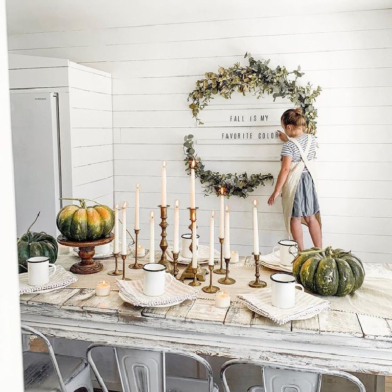 Simple yet elegant Thanksgiving tablescape inspiration with rustic, modern farmhouse, casual chic charm - see more details on Hello Lovely Studio. #tablescapes #thanksgiving #holidaytables #modernfarmhouse #rusticmodern #placesettings