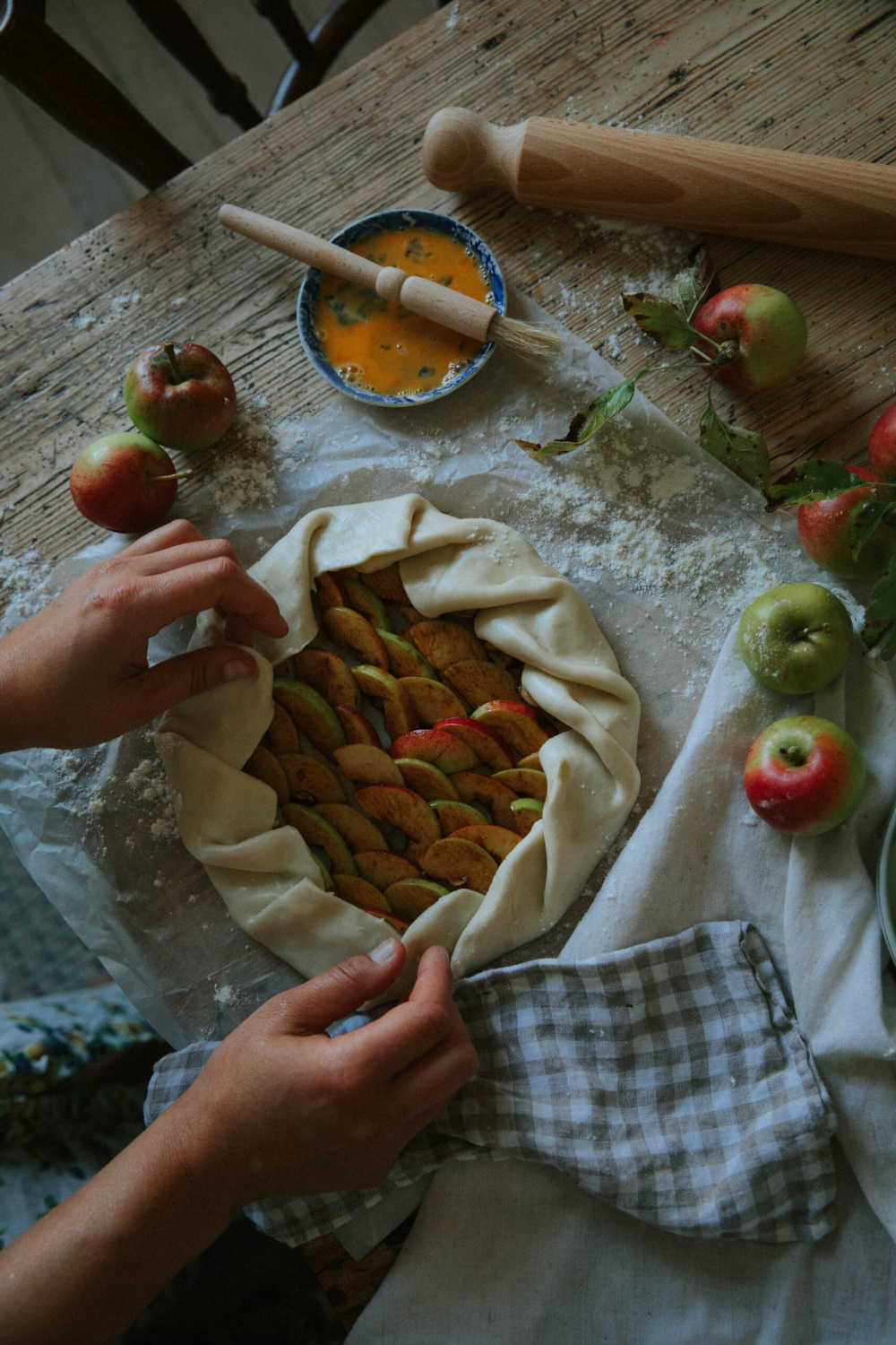 Fall vibes apple galette on a work table - @patriciarodi.