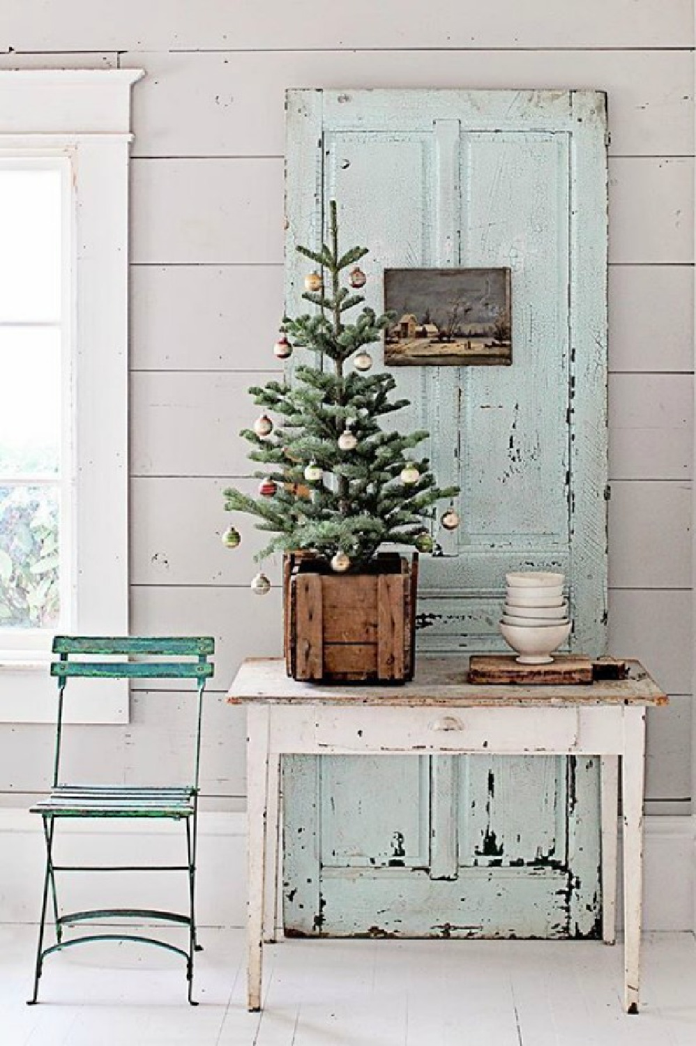 Farmhouse French Nordic Christmas decor inspiration with vintage and fresh greenery - Dreamy Whites. #dreamywhites #frenchchristmas #christmasdecor #frenchnordic #swedishchristmas