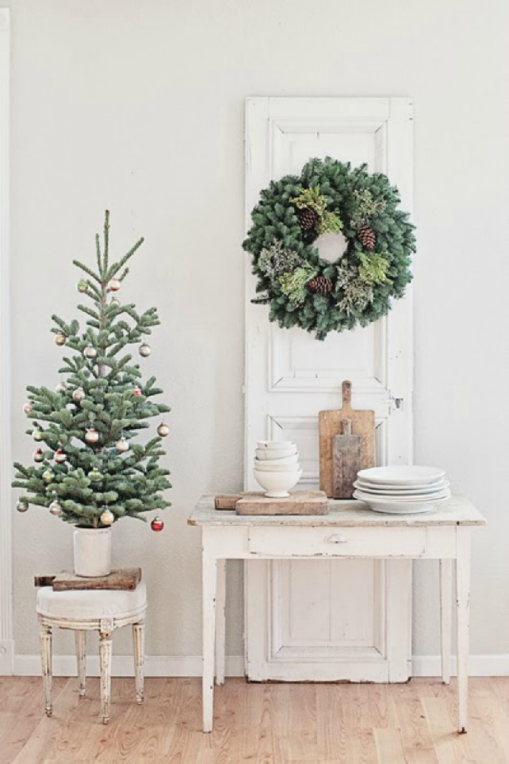 Farmhouse French Nordic Christmas decor inspiration with vintage and fresh greenery - Dreamy Whites. #dreamywhites #frenchchristmas #christmasdecor #frenchnordic #swedishchristmas