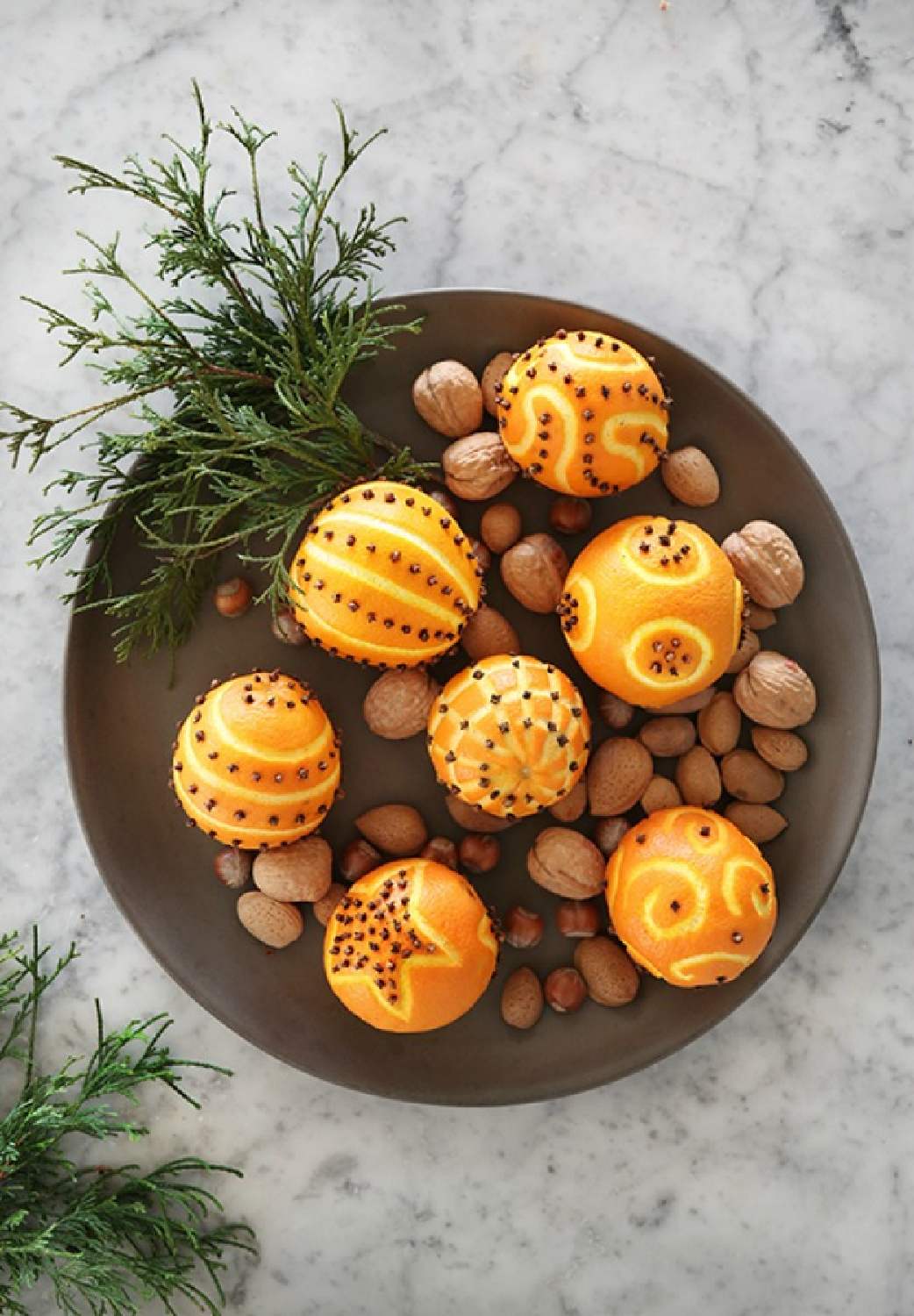 Oranges studded with cloves - Christmas pomander inspiration from Trendenser Sweden. #scandinavianchristmas #homemadechristmas #christmasdecor #oranges