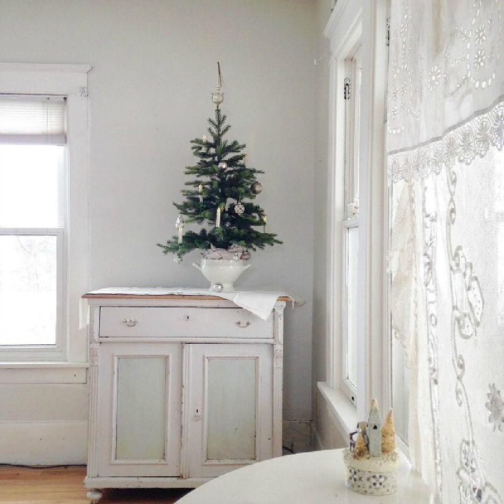 French Nordic Christmas decor inspiration from My Petite Maison. Come discover a Green and White Christmas Decor Scheme: Natural, Neutral and Nurturing. #swedishchristmas #nordicfrench #holidaydecorating #gustavian