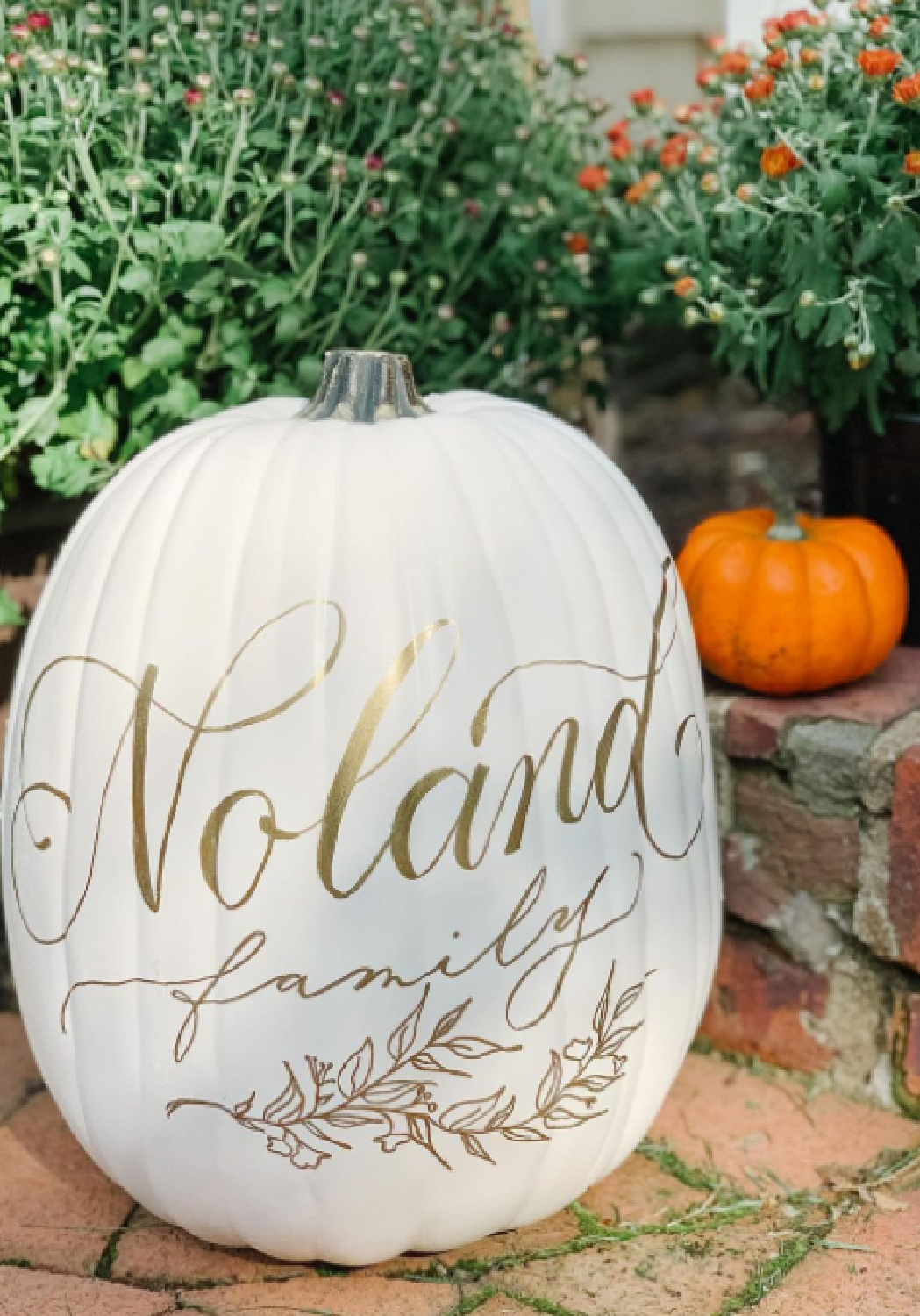 White pumpkins with calligraphy handlettering in gold for fall decor - #pennedbyalice. #handlettering #paintedpumpkins