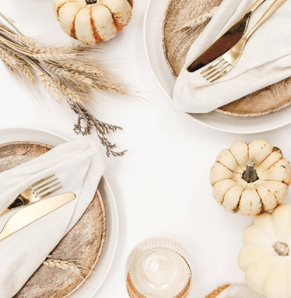 Monochromatic fall tablescape with natural tones and white pumpkins - @hostessology. #allwhitedecor #thanksgivingtable #whitepumpkins