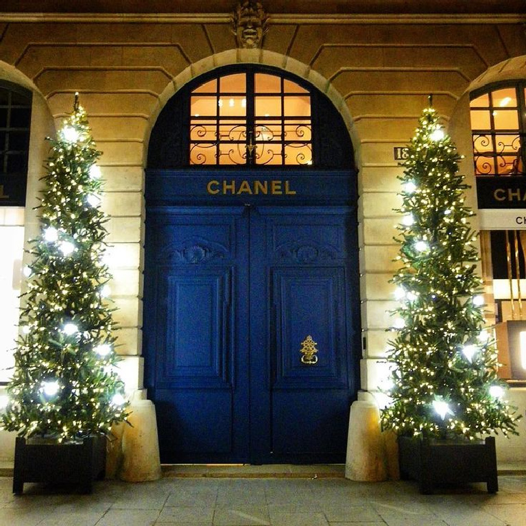 French Christmas decor outside of Chanel (Place Vendome in Paris) with its stunning tall blue doors! Photo: @Coleen_87. #frenchchristmas #chanelchristmas #parischristmas #christmasinfrance #christmasdecor