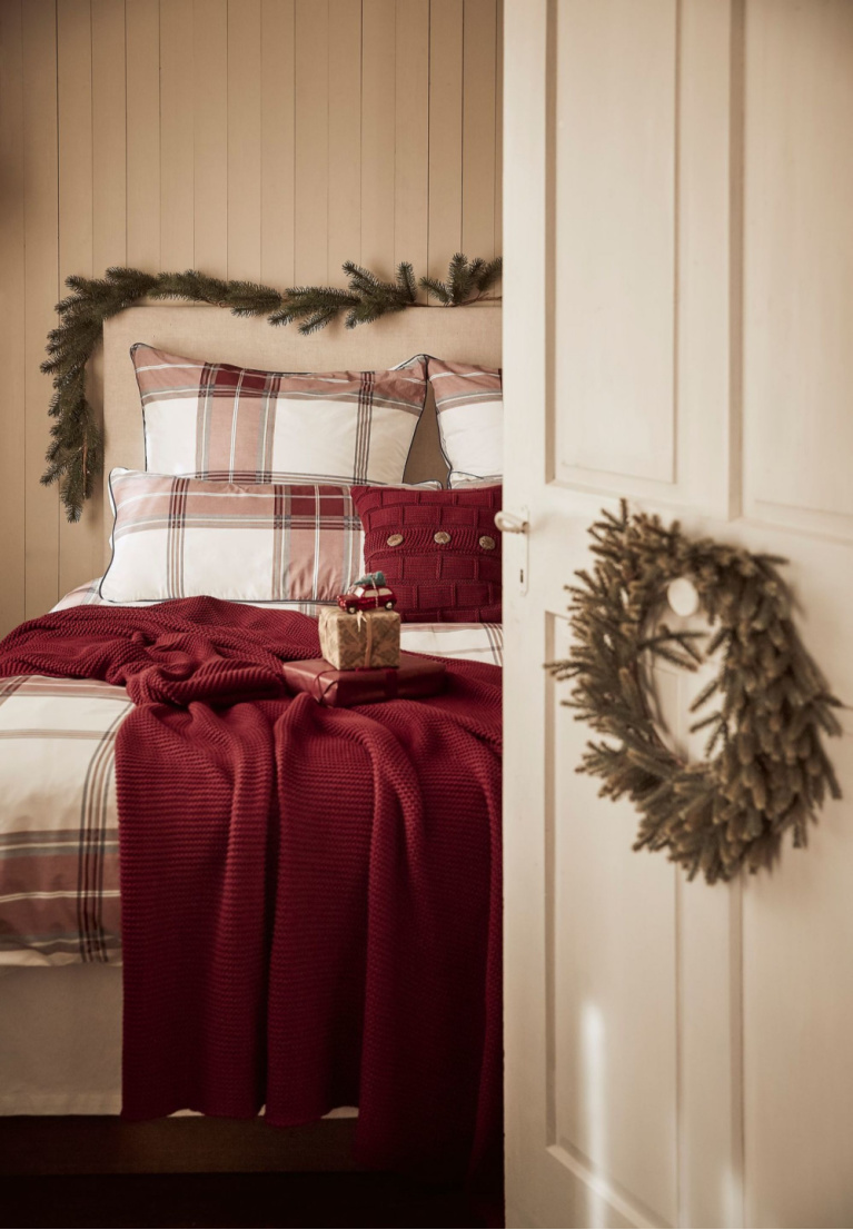 French country bedroom decorated with simple fresh greenery and red plaid - Westwing. #christmasdecor #frenchchristmas #bedrooms #frenchcountry