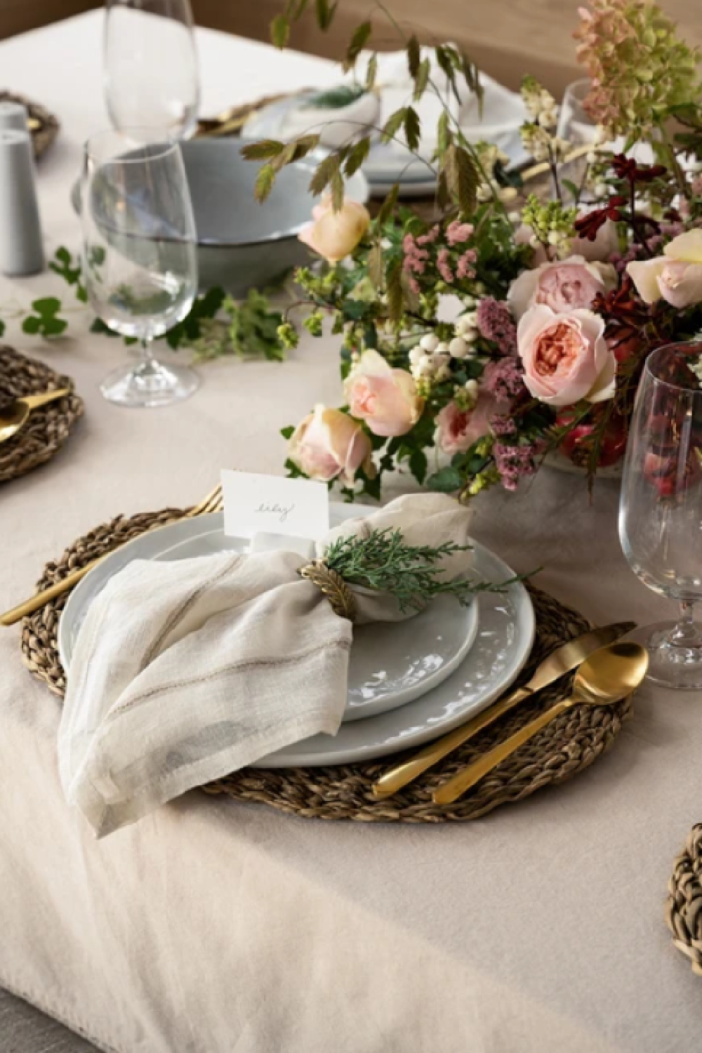 Beautiful natural and romantic holiday place setting and centerpiece - McGee & Co. #holidaytable #christmastable