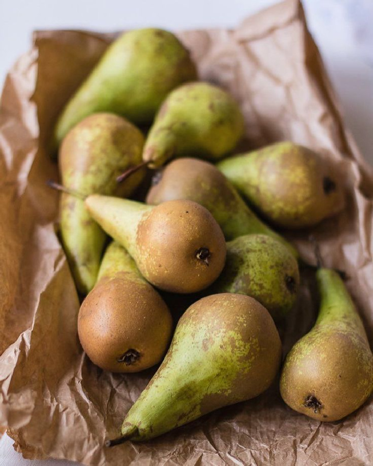 Lovely pears on brown paper in Aquitaine, France - Sarah Silm @chateaumontfort. #pears #autumnvibes #frenchcountry #frenchfarmhouse #stilllife