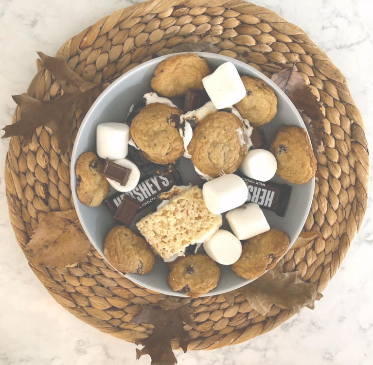 Who needs graham crackers when rice krispy treats and cookies work just fine for s'mores? #hellolovelystudio #gfreesmores #smoreweather #roastedmarshmallows #fallvibes