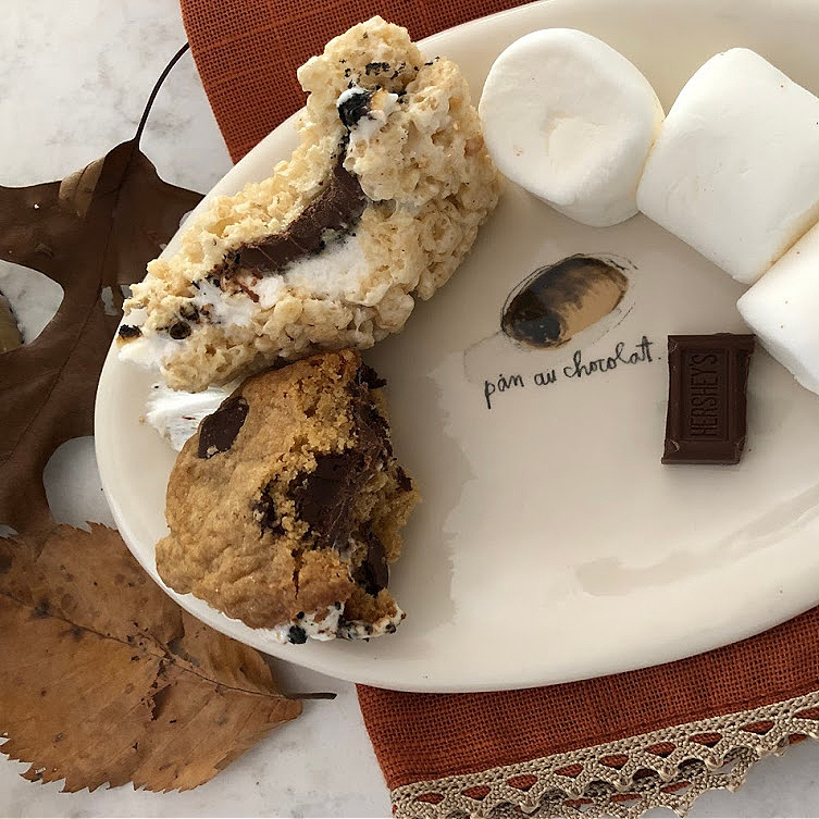 Who needs graham crackers when rice krispy treats and cookies work just fine for s'mores? #hellolovelystudio #gfreesmores #smoreweather #roastedmarshmallows #fallvibes