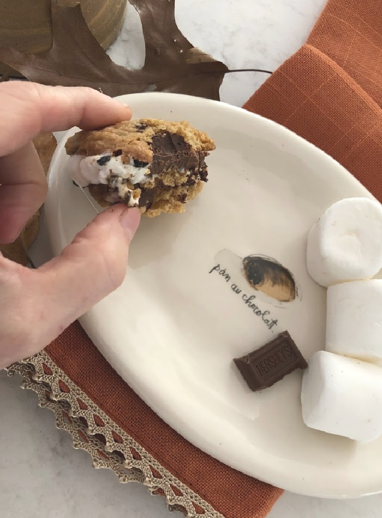 Who needs graham crackers when rice krispy treats and cookies work just fine for s'mores? #hellolovelystudio #gfreesmores #smoreweather #roastedmarshmallows #fallvibes