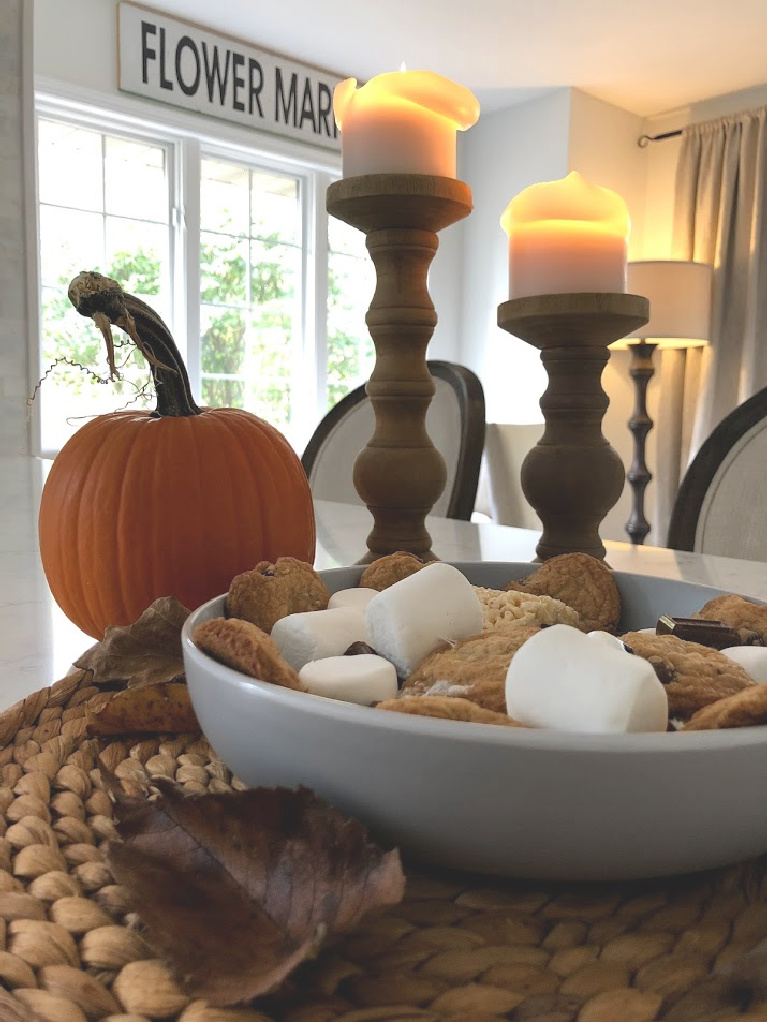 Who needs graham crackers when rice krispy treats and cookies work just fine for s'mores? #hellolovelystudio #gfreesmores #smoreweather #roastedmarshmallows #fallvibes