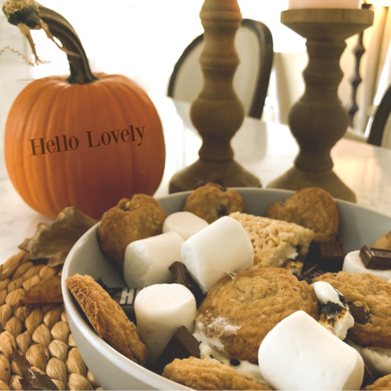 Who needs graham crackers when rice krispy treats and cookies work just fine for s'mores? #hellolovelystudio #gfreesmores #smoreweather #roastedmarshmallows #fallvibes