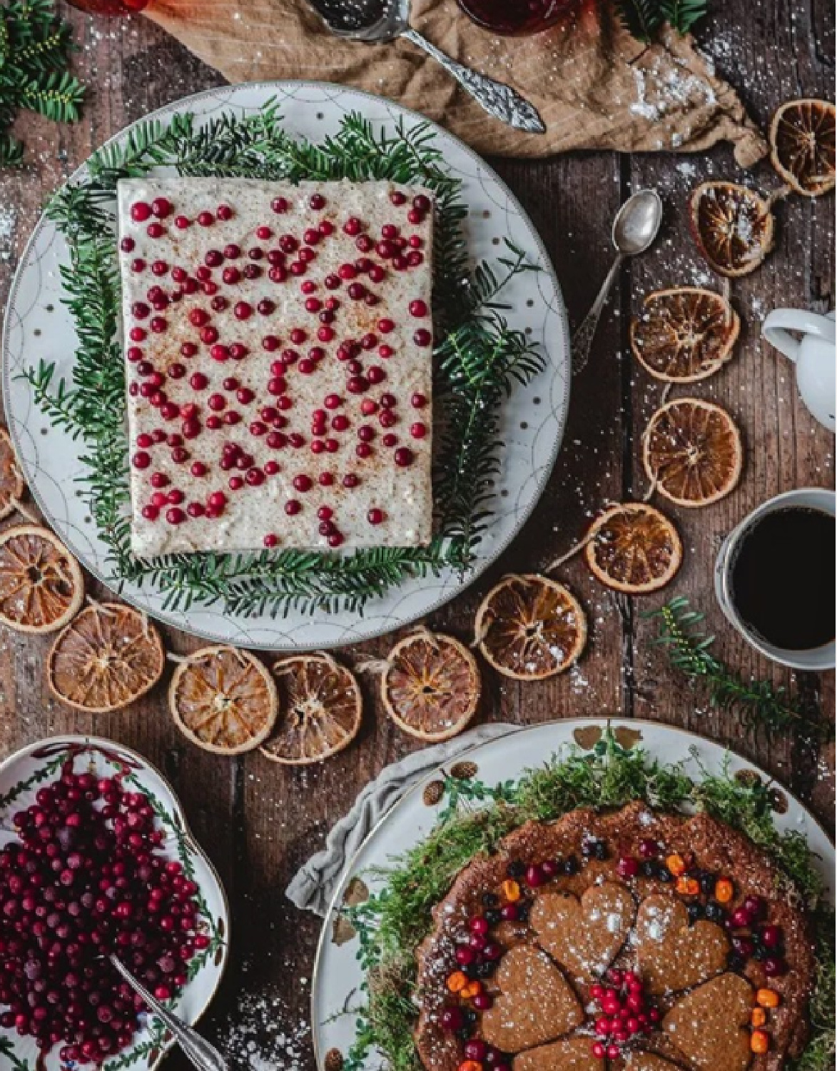 Swedish holiday desserts for Christmas including orange slice garland and a rustic tablescape - Jultiderna #swedishchristmas #scandiholiday