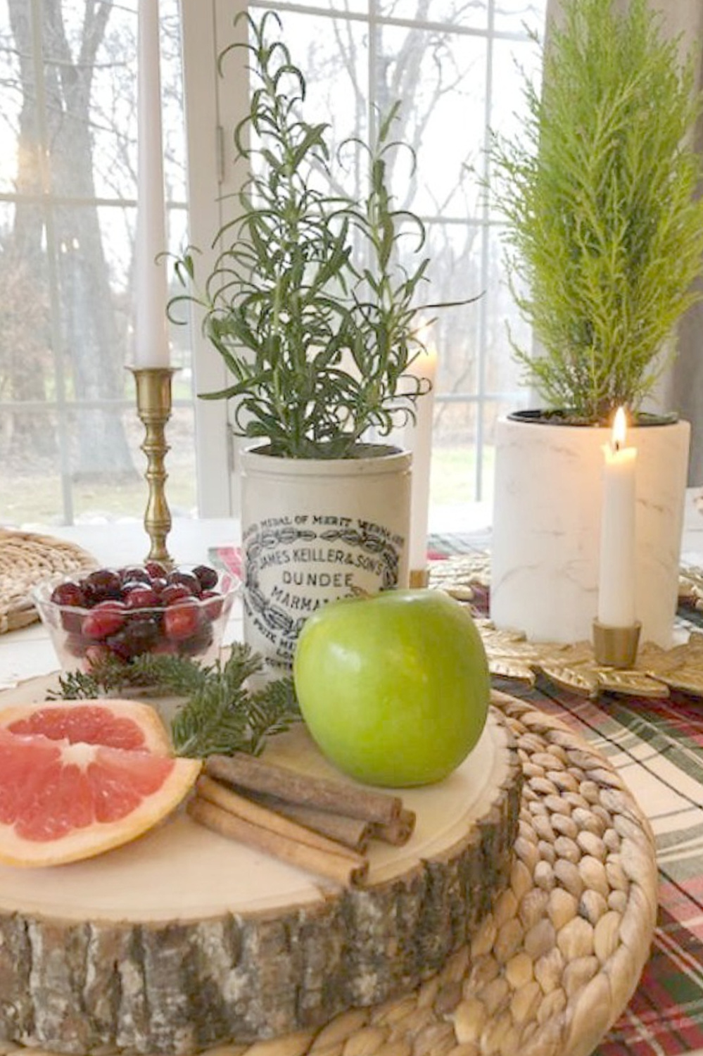 Christmas citrus simmer pot with grapefruit, cranberries, rosemary, citrus, cloves - Hello Lovely. #christmasscents #simmerpot #citrussimmerpot