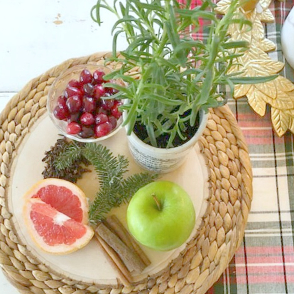 Christmas citrus simmer pot with grapefruit, cranberries, rosemary, citrus, cloves - Hello Lovely. #christmasscents #simmerpot #citrussimmerpot