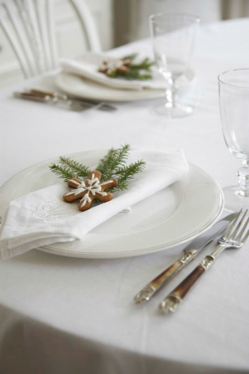 Lovely simple and white Swedish and Scandi Christmas placesetting for a white Christmas -from ljo-s blog.