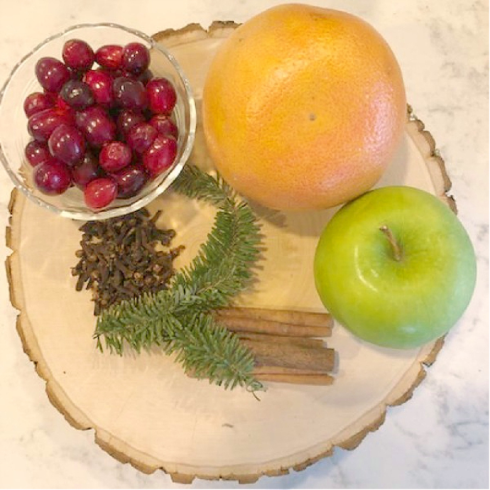 Christmas citrus simmer pot with grapefruit, cranberries, rosemary, citrus, cloves - Hello Lovely. #christmasscents #simmerpot #citrussimmerpot