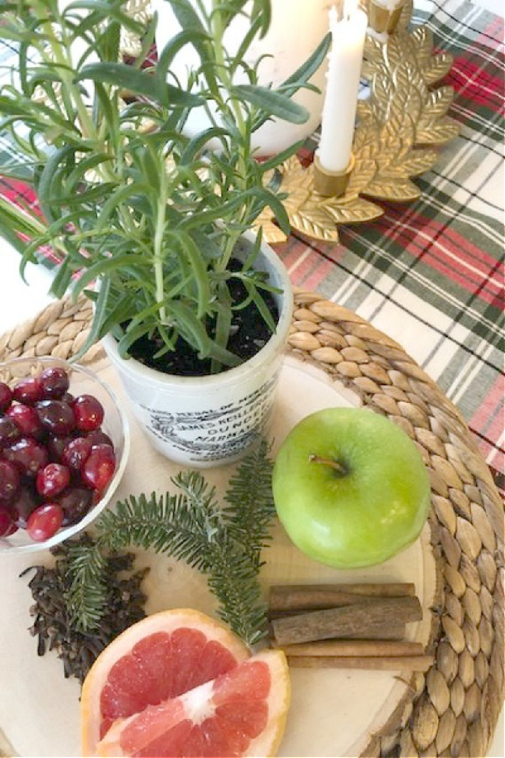 Christmas citrus simmer pot with grapefruit, cranberries, rosemary, citrus, cloves - Hello Lovely. #christmasscents #simmerpot #citrussimmerpot