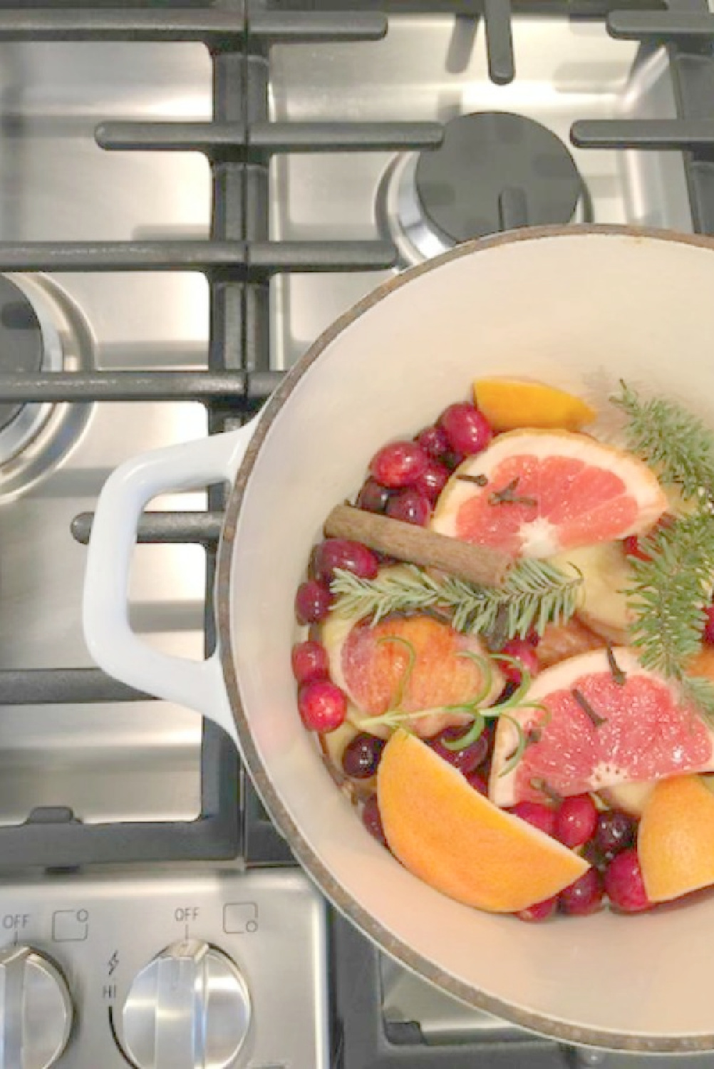 Christmas citrus simmer pot with grapefruit, cranberries, rosemary, citrus, cloves - Hello Lovely. #christmasscents #simmerpot #citrussimmerpot