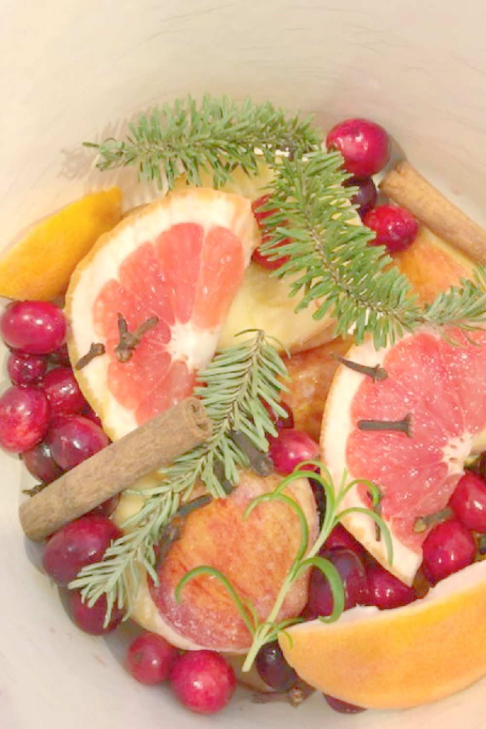 Christmas citrus simmer pot with grapefruit, cranberries, rosemary, citrus, cloves - Hello Lovely. #christmasscents #simmerpot #citrussimmerpot