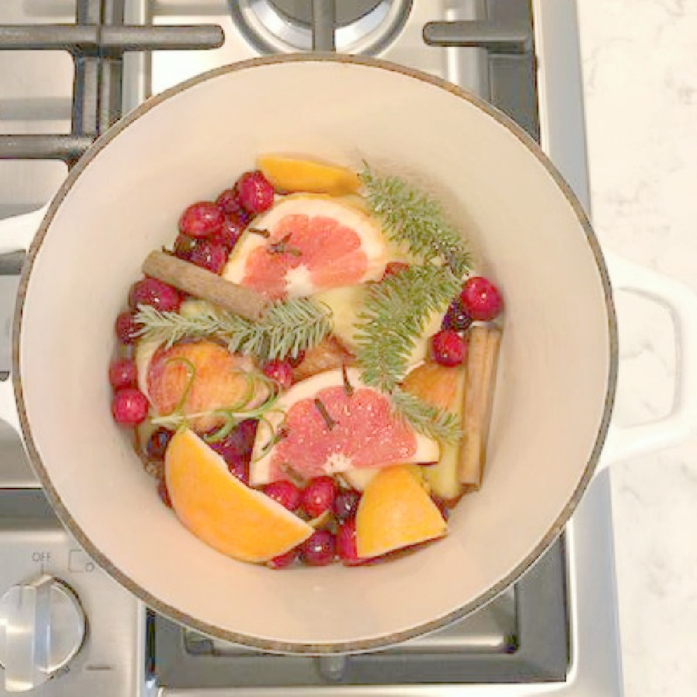 Christmas citrus simmer pot with grapefruit, cranberries, rosemary, citrus, cloves - Hello Lovely. #christmasscents #simmerpot #citrussimmerpot