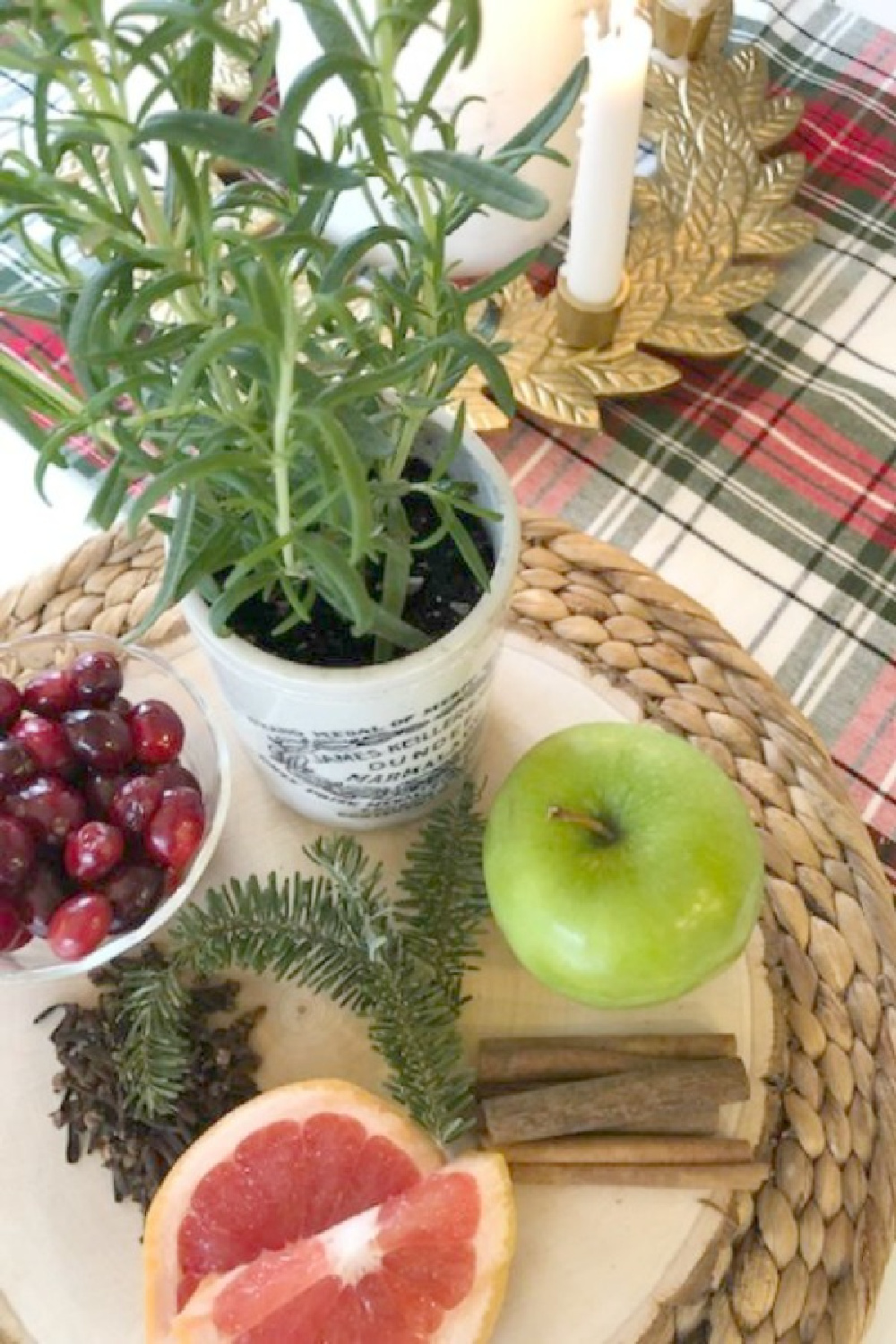 Christmas citrus simmer pot with grapefruit, cranberries, rosemary, citrus, cloves - Hello Lovely. #christmasscents #simmerpot #citrussimmerpot