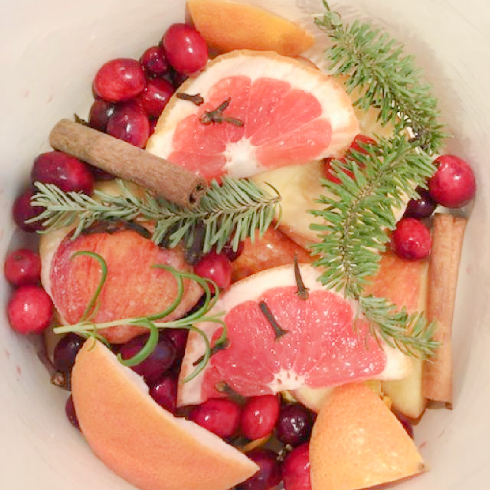 Christmas citrus simmer pot with grapefruit, cranberries, rosemary, citrus, cloves - Hello Lovely. #christmasscents #simmerpot #citrussimmerpot