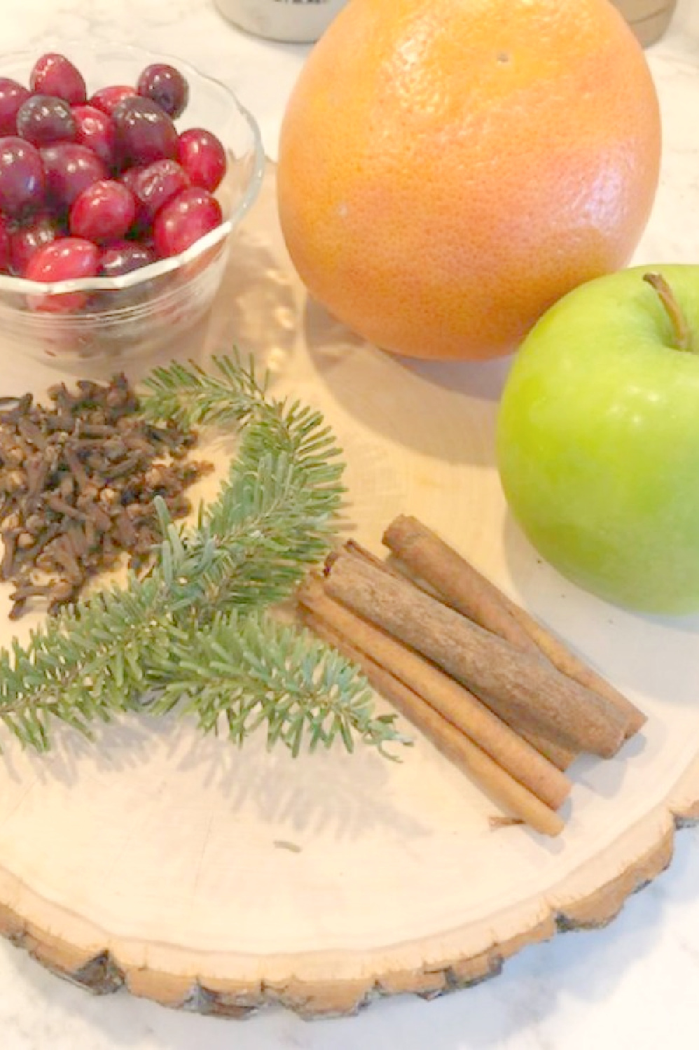 Christmas citrus simmer pot with grapefruit, cranberries, rosemary, citrus, cloves - Hello Lovely. #christmasscents #simmerpot #citrussimmerpot