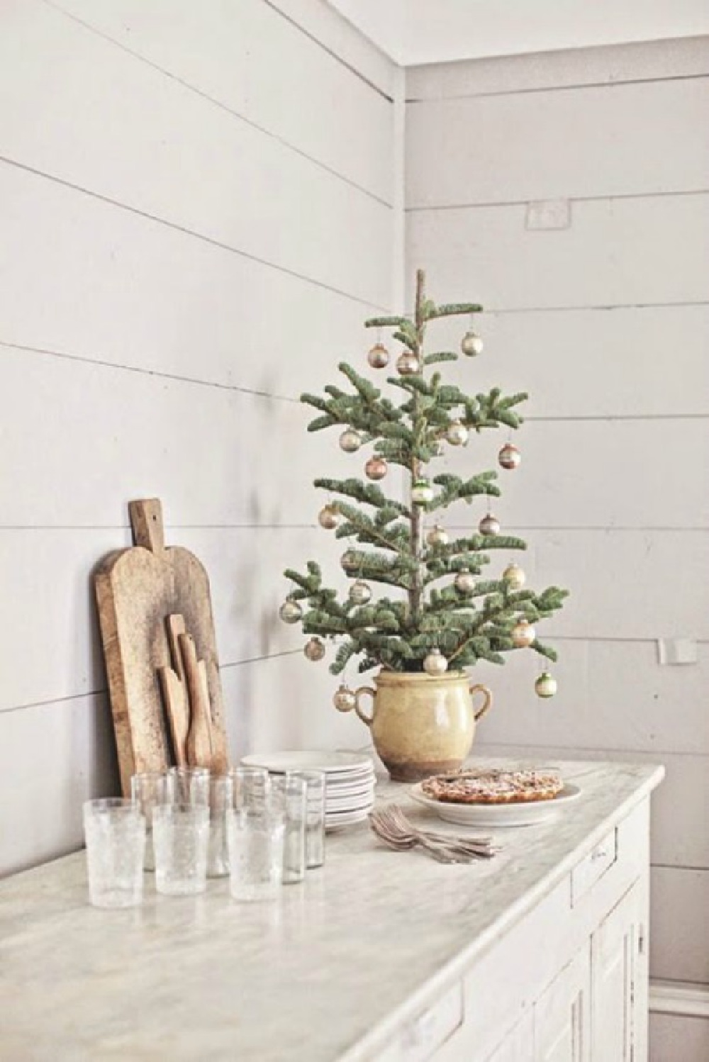 French farmhouse Christmas decor in a white room with shiplap and vintage - DreamyWhites. #frenchchristmas #frenchfarmhouse #christmsadesocr #vintagechristmas