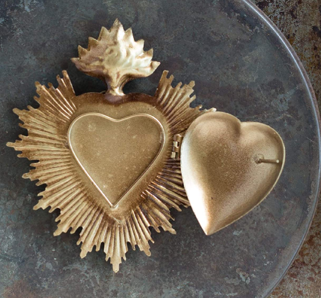 Gold sacred heart milagro box - The Queen of Crowns. #milagro #sacredheart #religiousdecor