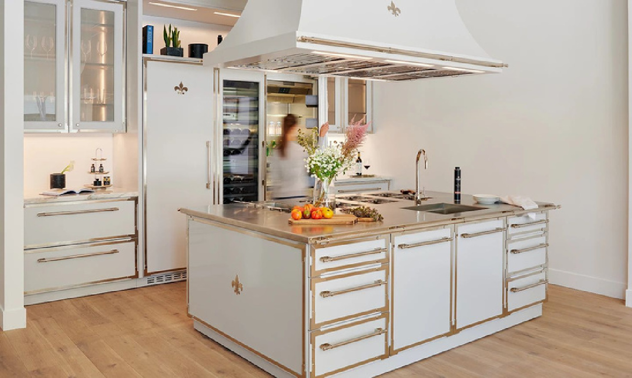 Breathtaking and luxurious white neoclassical French kitchen with integrated custom refrigerators and wine storage - L'Atelier Paris. #bespokekitchen #frenchkitchen #luxurykitchens