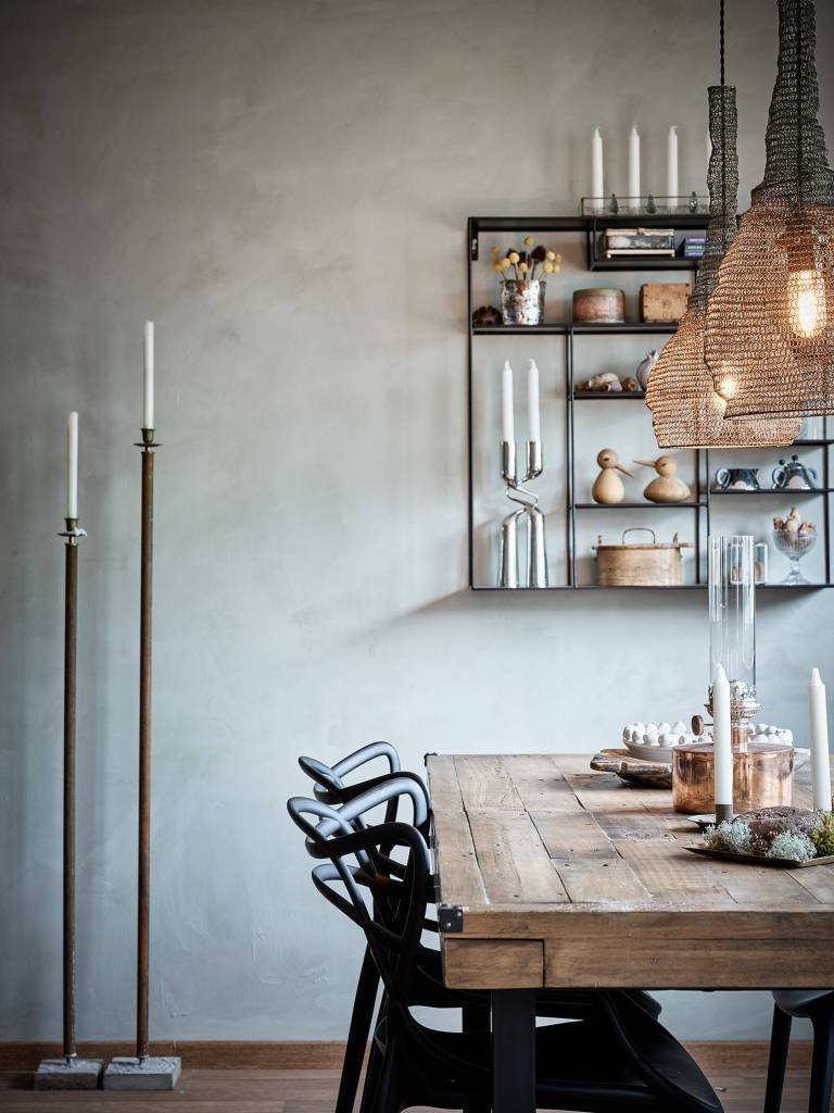 Scandi style minimal modern yet natural dining room with modern chairs and wood table - PlaneteDeco.