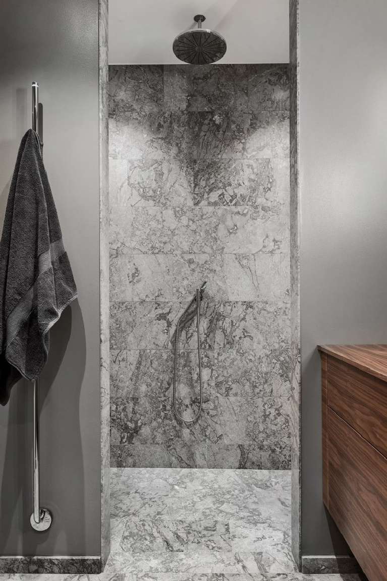 Gorgeous and luxurious minimal zen bathroom with Italian marble tile and soft grey walls - Planetedeco.