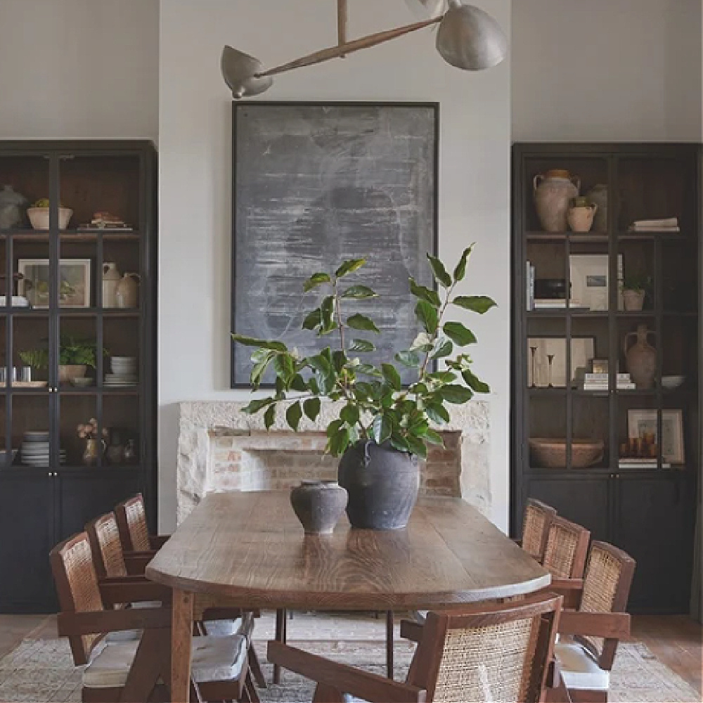 Modern rustic dining room with laid back luxe style - Shoppe Amber Interiors. #diningroom #modernrustic #californiacool