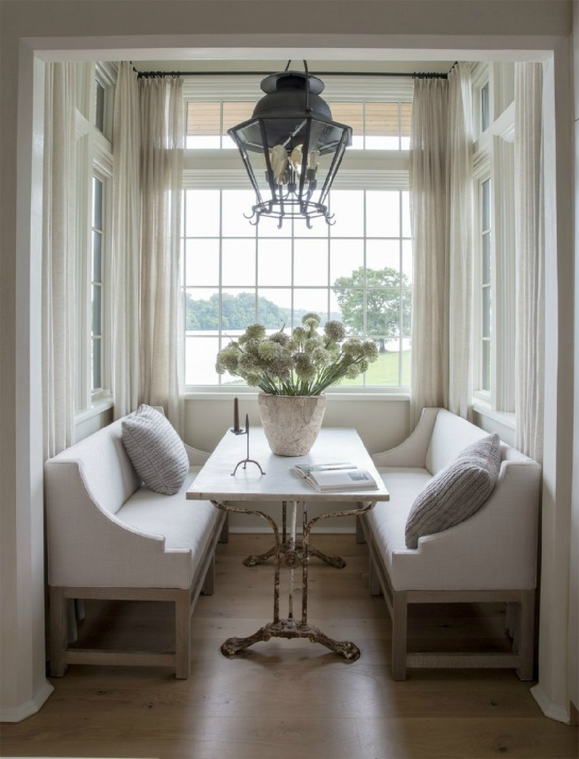 Timeless kitchen design and architecture (look at that nook!) by Atlanta-based Jeffrey Dungan who mixes rustic with elegant in luxury home design. #architecture #luxuryhome #jeffreydungan #timelessdesign #sophisticateddesign