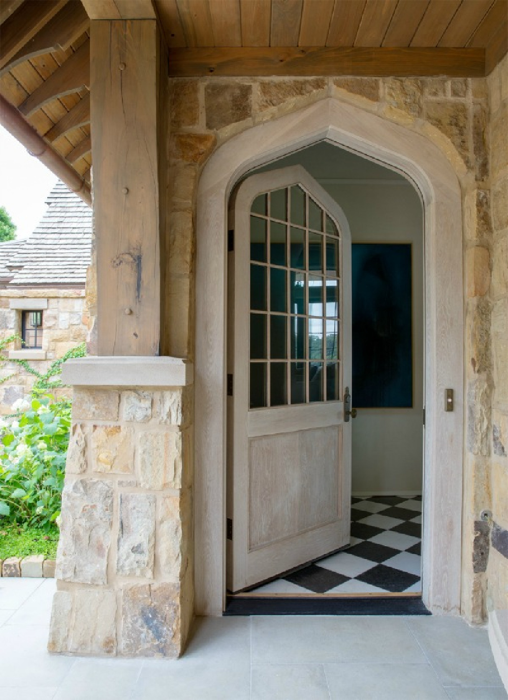 Timeless architecture and design by Atlanta-based Jeffrey Dungan who mixes rustic with elegant in luxury home design. #architecture #luxuryhome #jeffreydungan #timelessdesign #sophisticateddesign