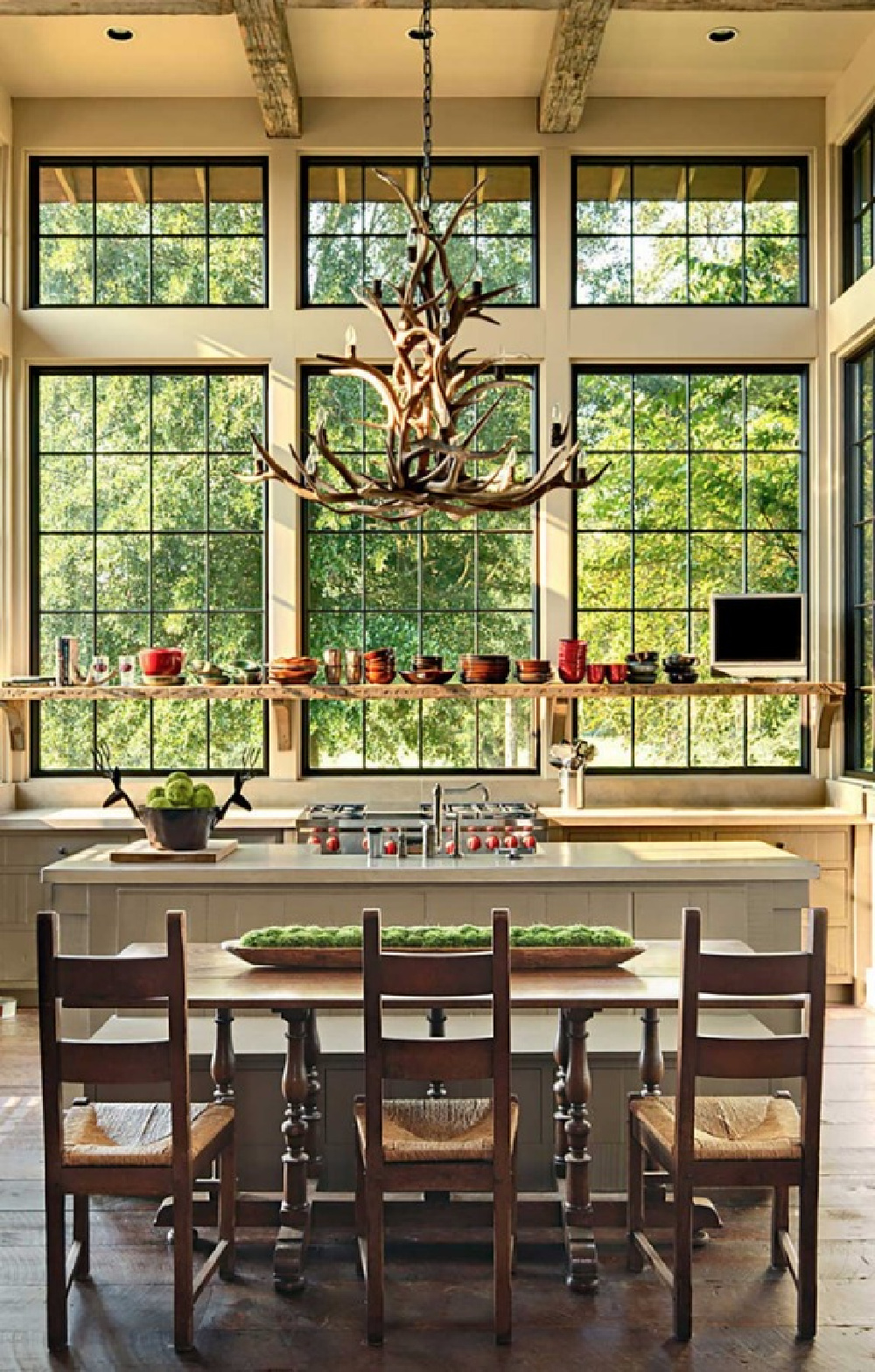 Timeless architecture and design by Atlanta-based Jeffrey Dungan who mixes rustic with elegant in luxury home design. #architecture #luxuryhome #jeffreydungan #timelessdesign #sophisticateddesign