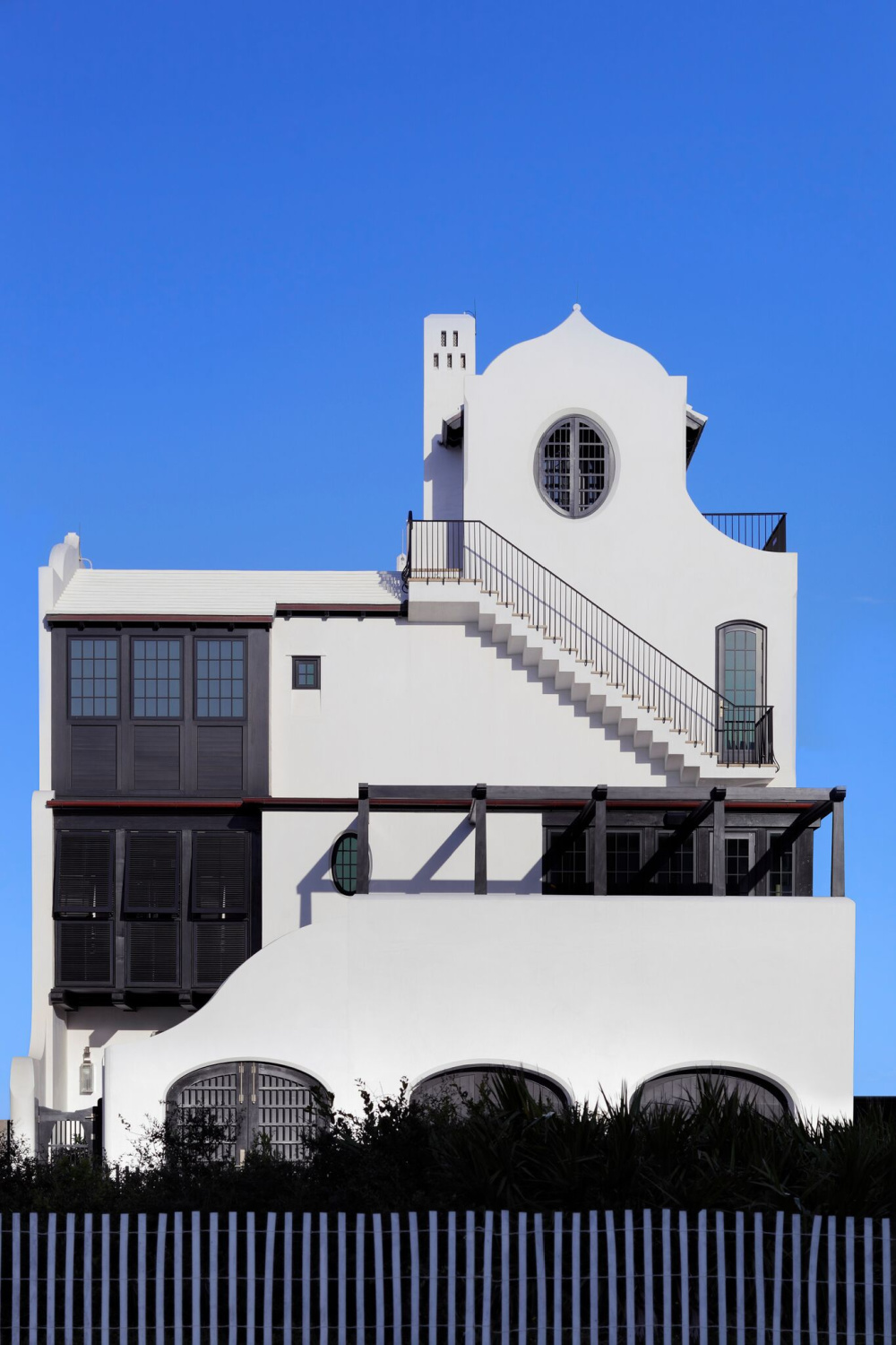 Modern house exterior in Alys Beach. Stunning interior design and Timeless Architecture Inspiration: Jeffrey Dungan. Photo: William Abranowicz. #classicdesign #traditional #architecture #jeffreydungan #sophisticateddesign #architect
