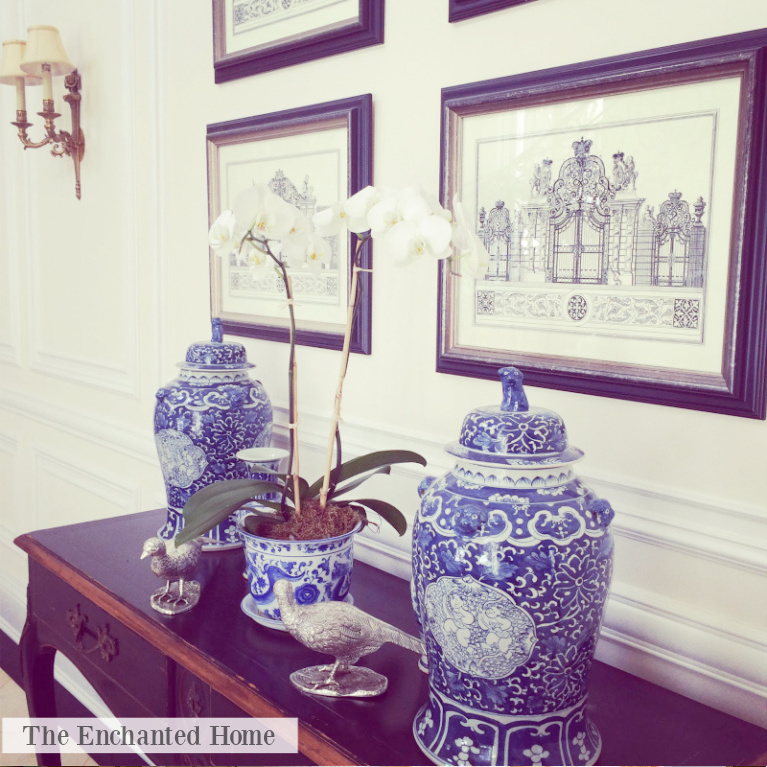 Blue and white ginger jars in a traditional style vignette by The Enchanted Home. #grandmillennial #interiordesign #gingerjars