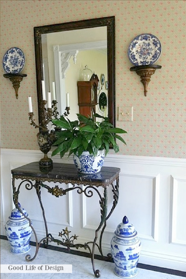 Blue and white ginger jars in a traditional style entry with wallpaper and wainscot - Good Life of Design. #grandmillennialstyle #interiordesign